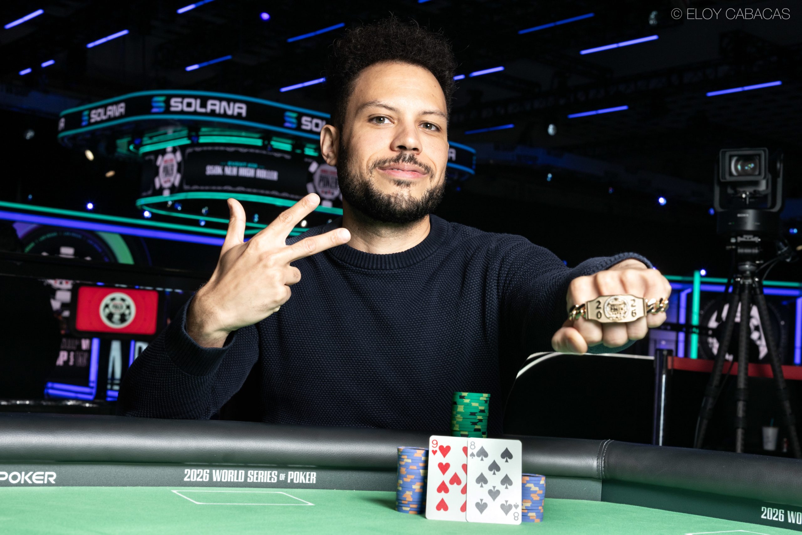 Dennis Weiss z pucharem i bransoletą World Series of Poker, świętujący zwycięstwo.
