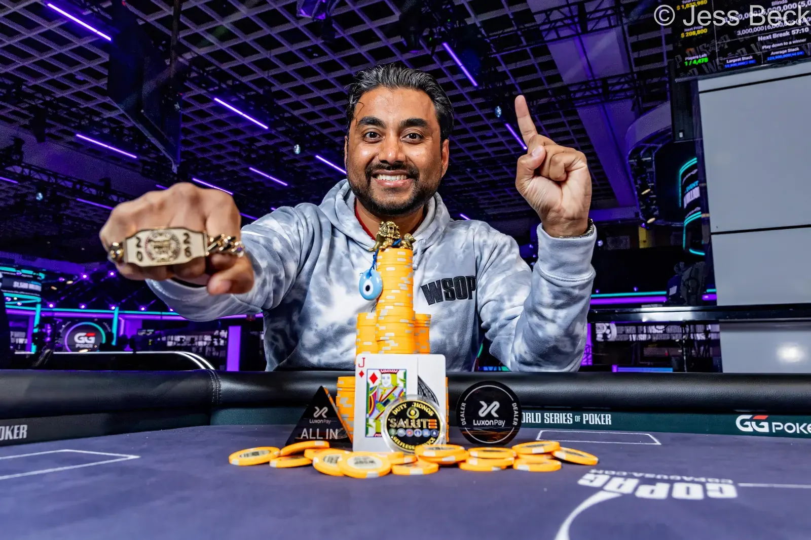 Prashanth Nataraj, zwycięzca turnieju WSOP "Salute to Warriors", trzymający swoją nowo zdobytą bransoletkę.