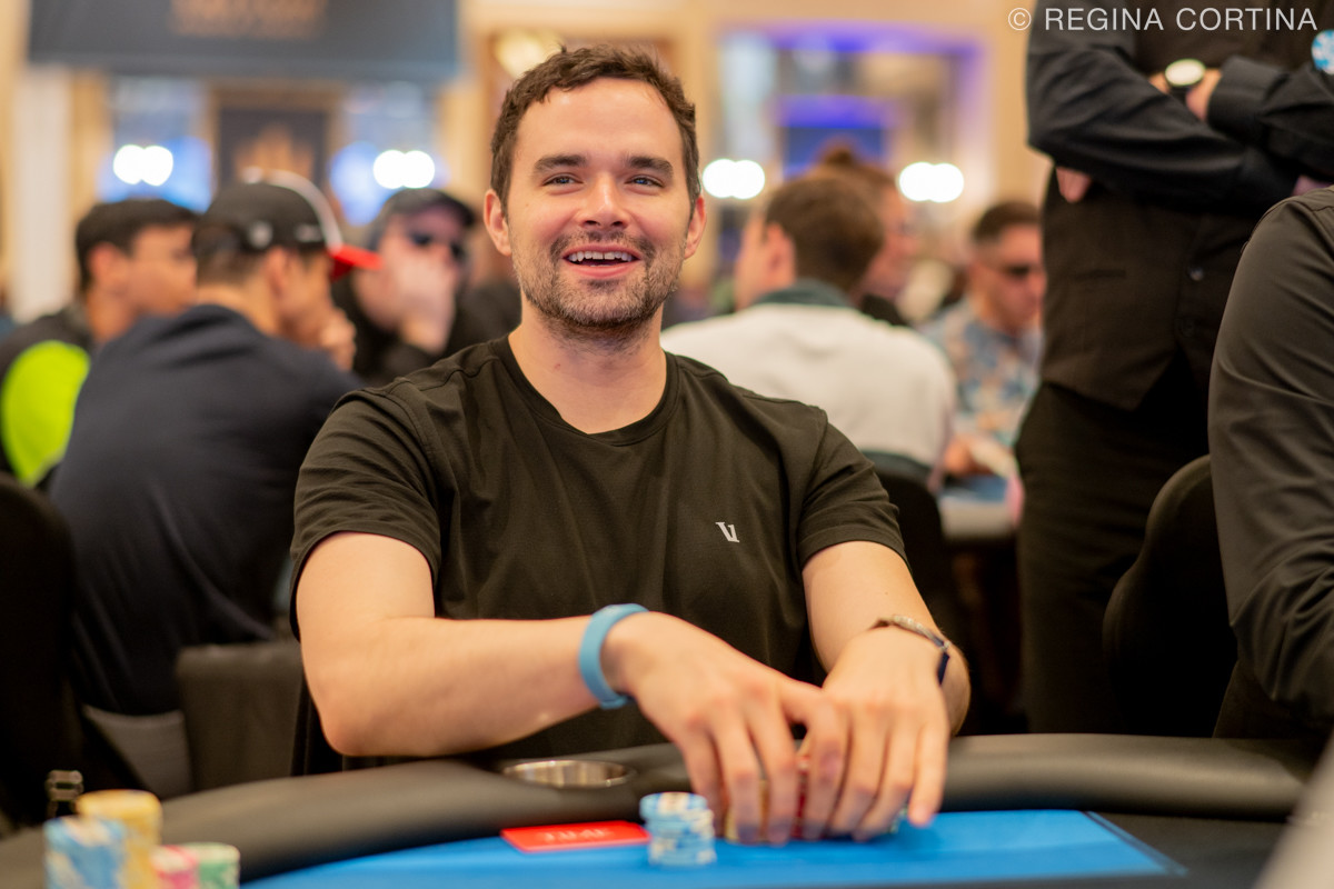Alan Keating, znany pokerzysta, siedzi przy stole pokerowym podczas prestiżowej gry Million Dollar Game, rozgrywanej podczas World Series of Poker.
