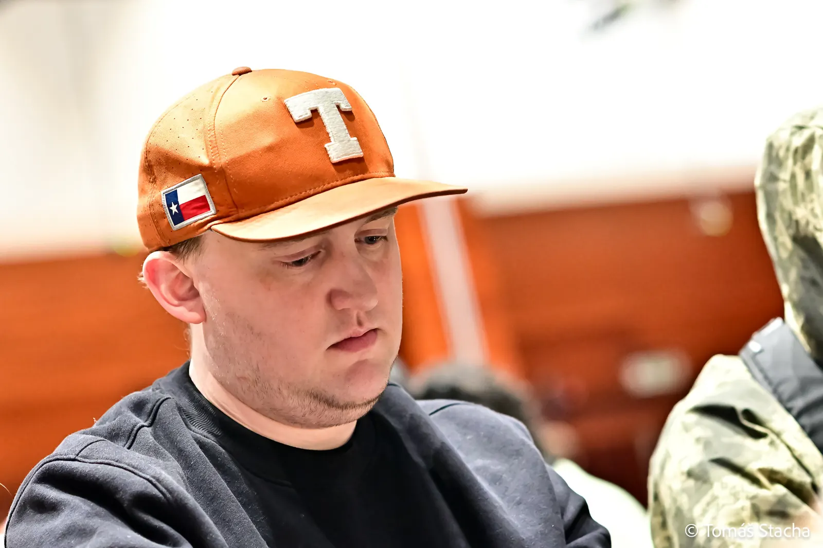 Michael "Texas Mike" Moncek podczas gry w pokera na żywo.