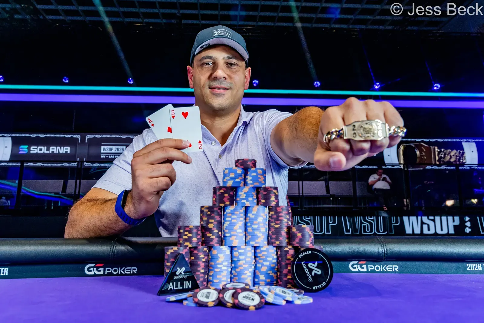 Omar Zazay celebra su victoria en el Evento #32 de las WSOP, levantando su primer brazalete.