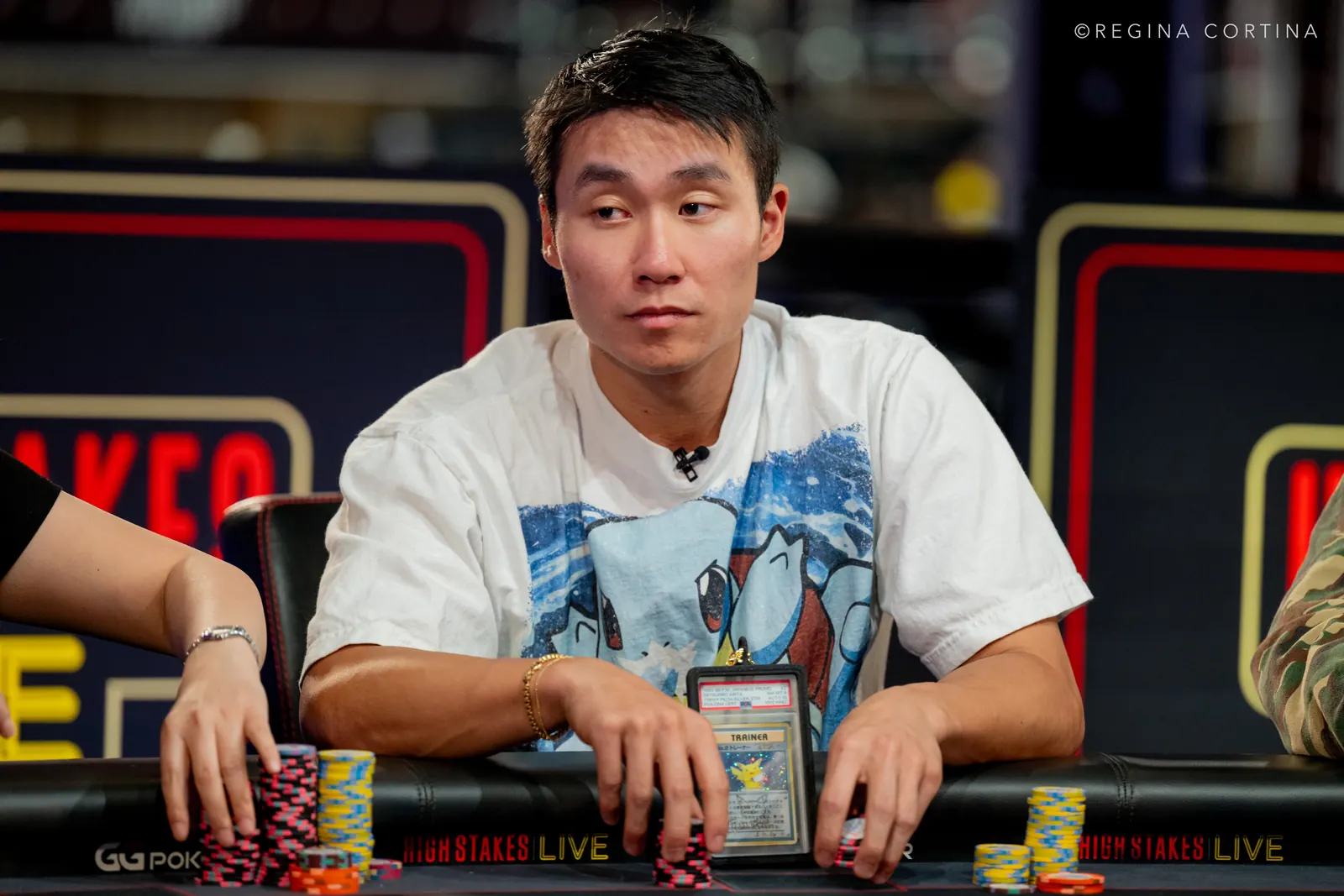 Gracze pokera przy stole podczas World Series of Poker, z logiem StakeKings w tle.