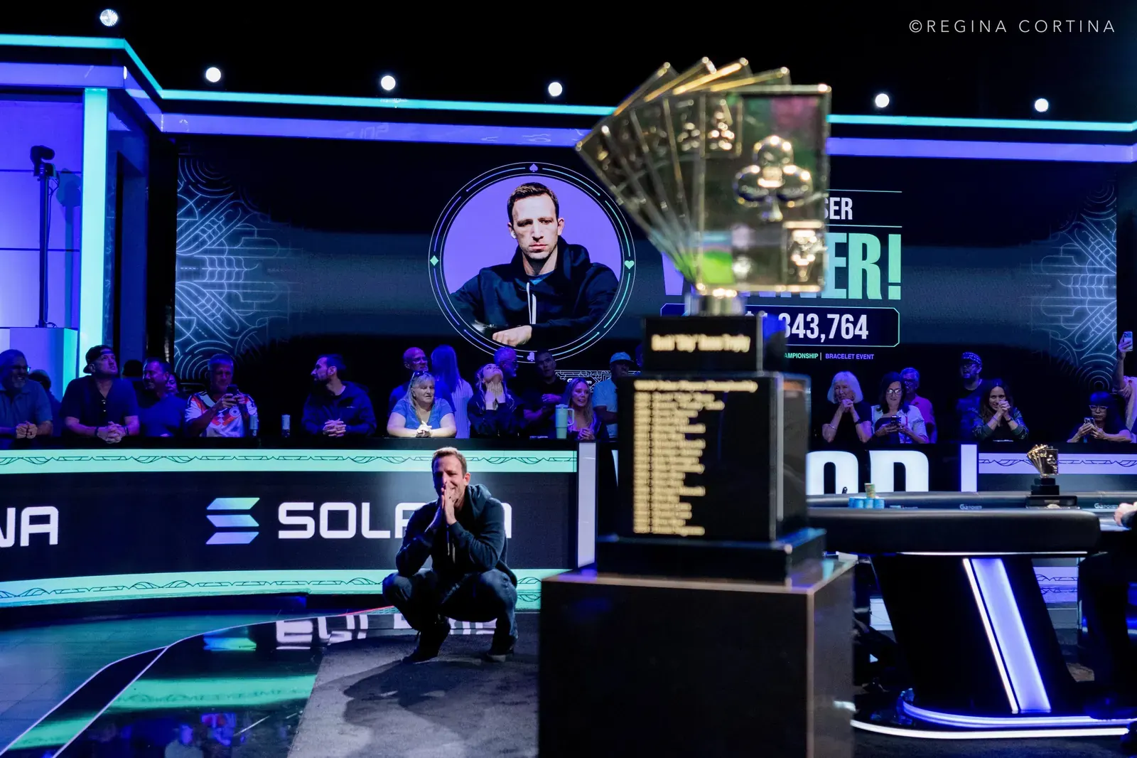 Benny Glaser pozuje z pucharem Chip Reese Memorial Trophy i swoją dziewiątą bransoletką WSOP po wygraniu turnieju Poker Players Championship.