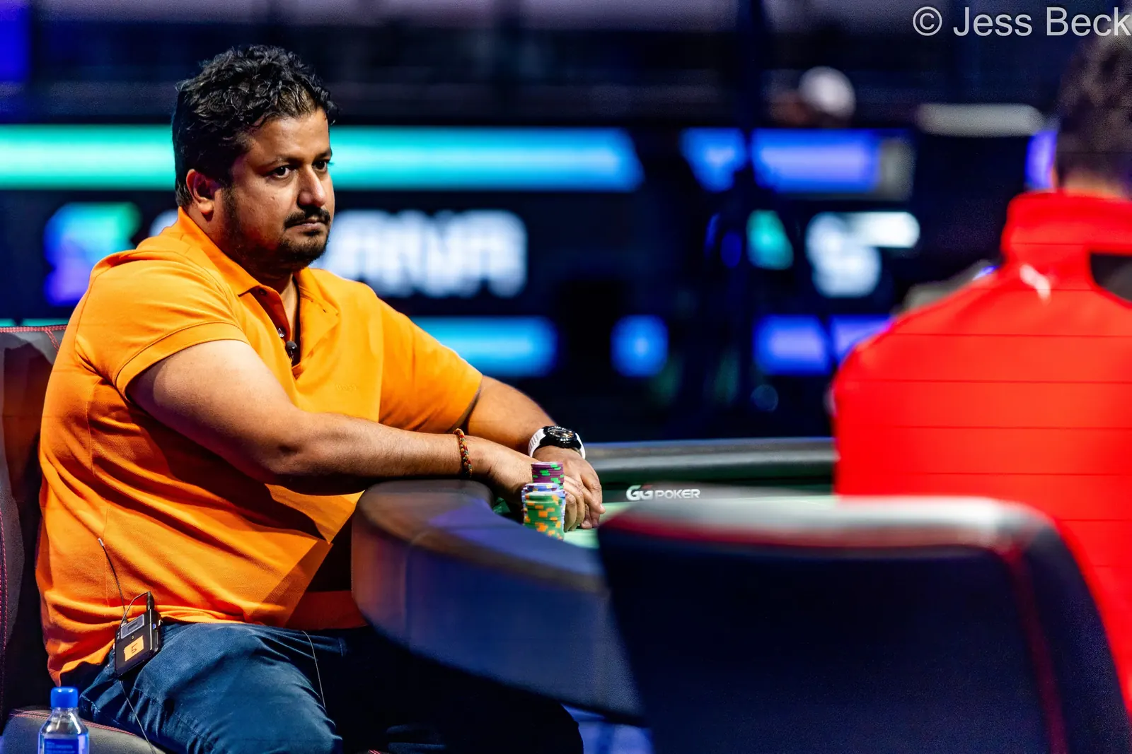 Santhosh Suvarna z jedną ze swoich bransolet World Series of Poker.