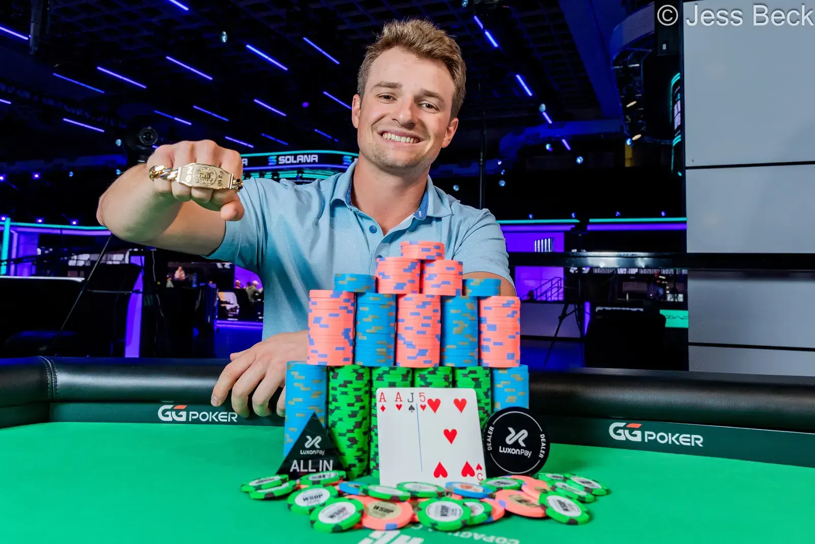 Jason Zipfel, ganador del Evento #35 de las WSOP de $1,500 Pot-Limit Omaha, celebra su victoria con su brazalete.