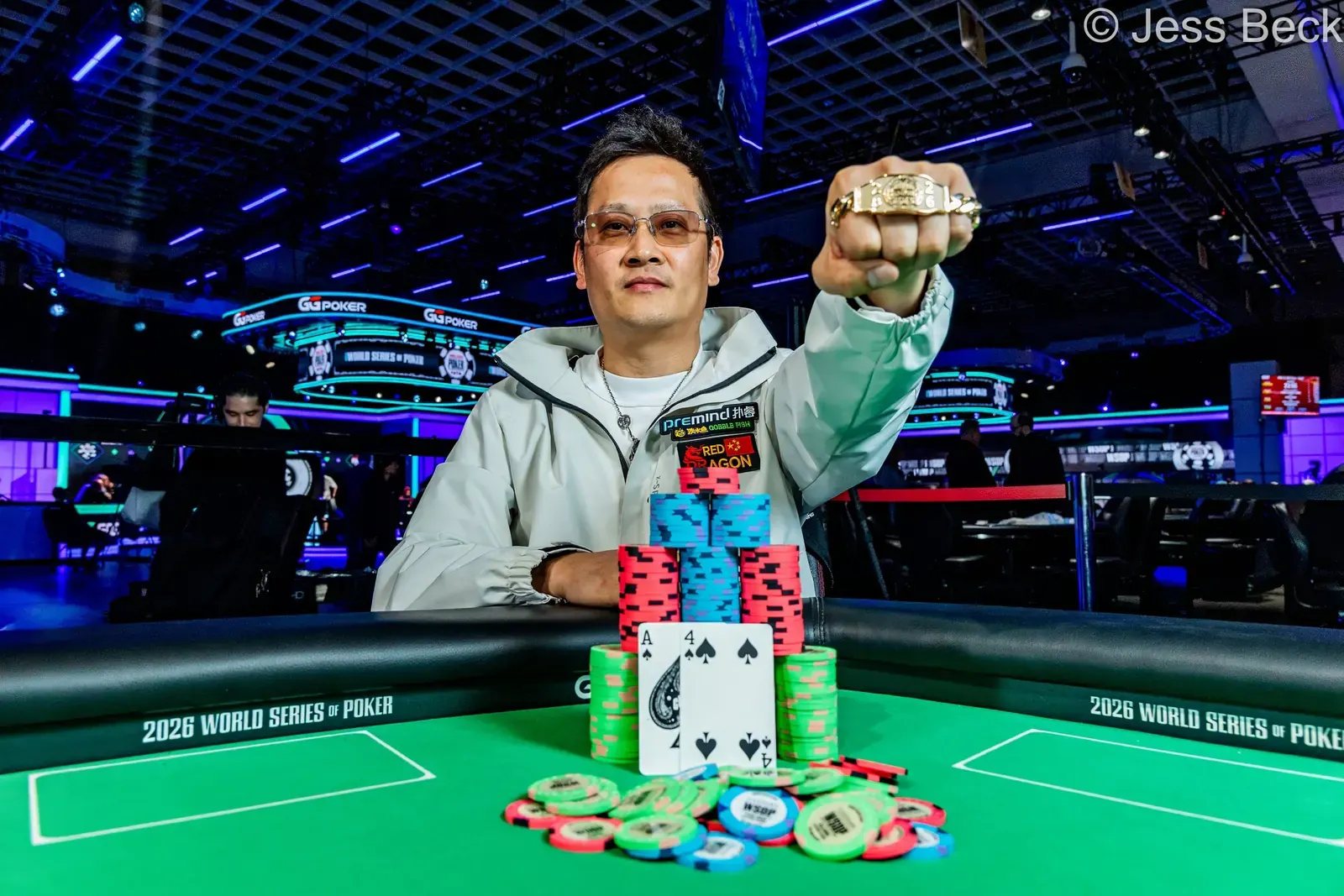 Dong Chen odbiera swoją drugą złotą bransoletkę WSOP