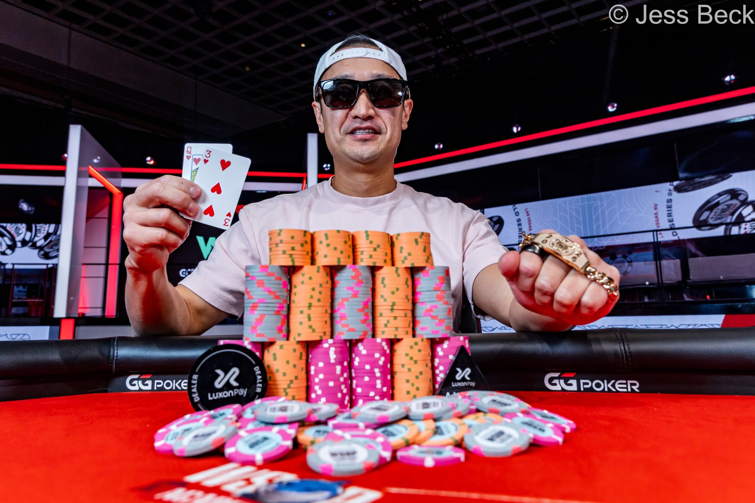 Philip Chun celebrando su victoria en el WSOP Mini Mystery Millions con su brazalete y cheque de $400,000.