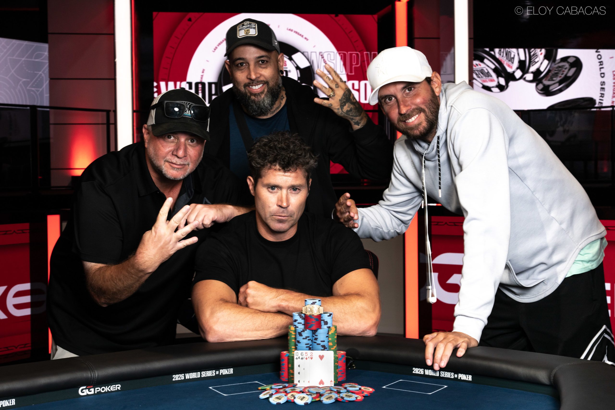 Scott Clements celebrando su victoria en el Campeonato de Omaha Hi-Lo de $10,000 de las WSOP 2026