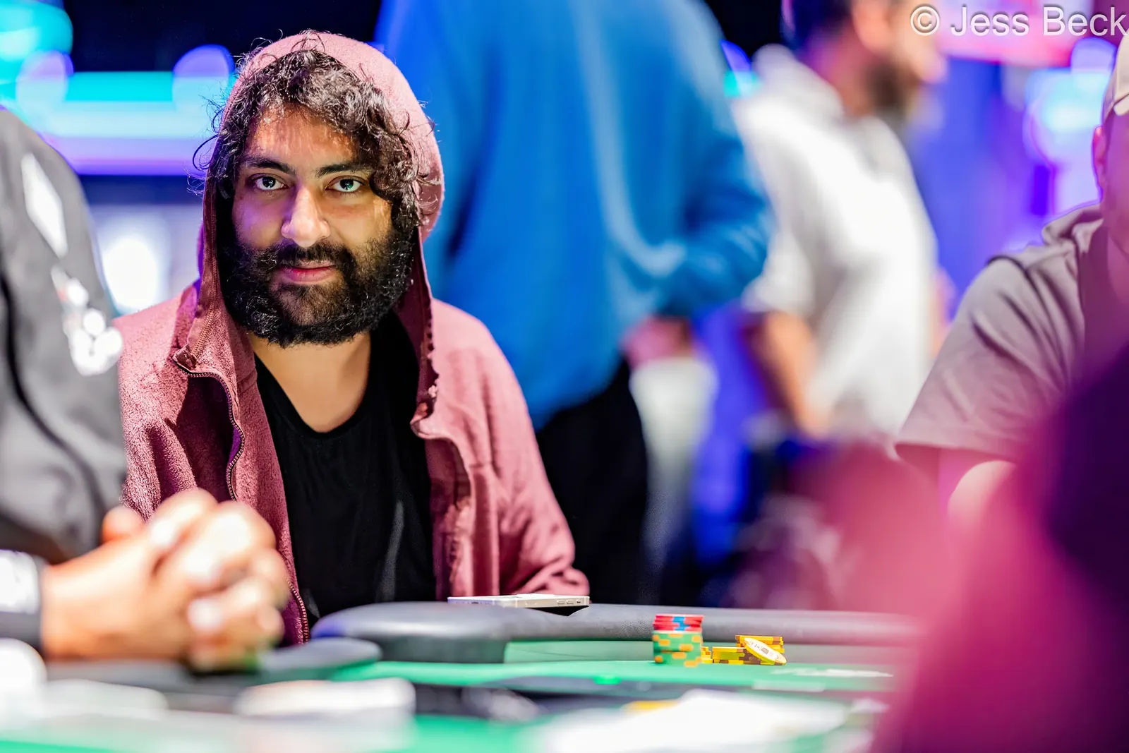 Pokerzysta Martin Zamani skupiony podczas gry w turnieju World Series of Poker