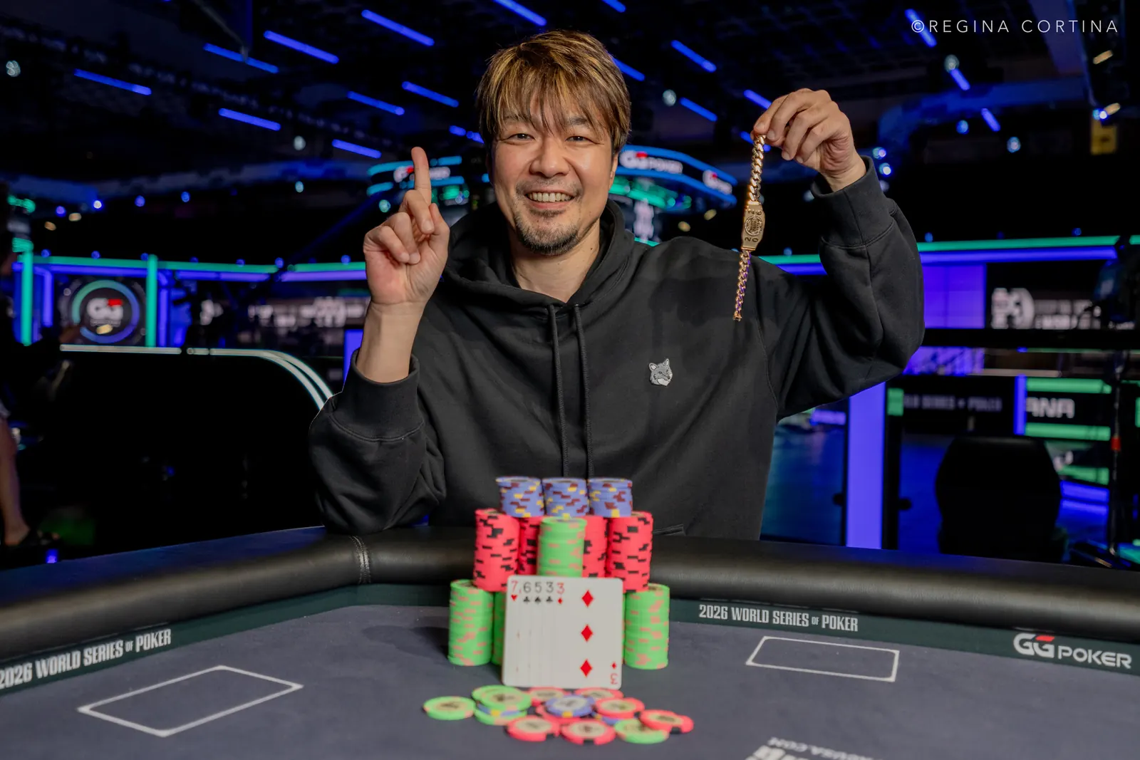 Koji Fujimoto, zwycięzca turnieju $10,000 Limit 2-7 Triple Draw Championship, trzymający swoją bransoletkę WSOP.