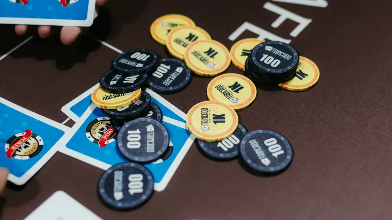 Póker para principiantes: reglas de Texas Hold’em, posiciones y manos iniciales