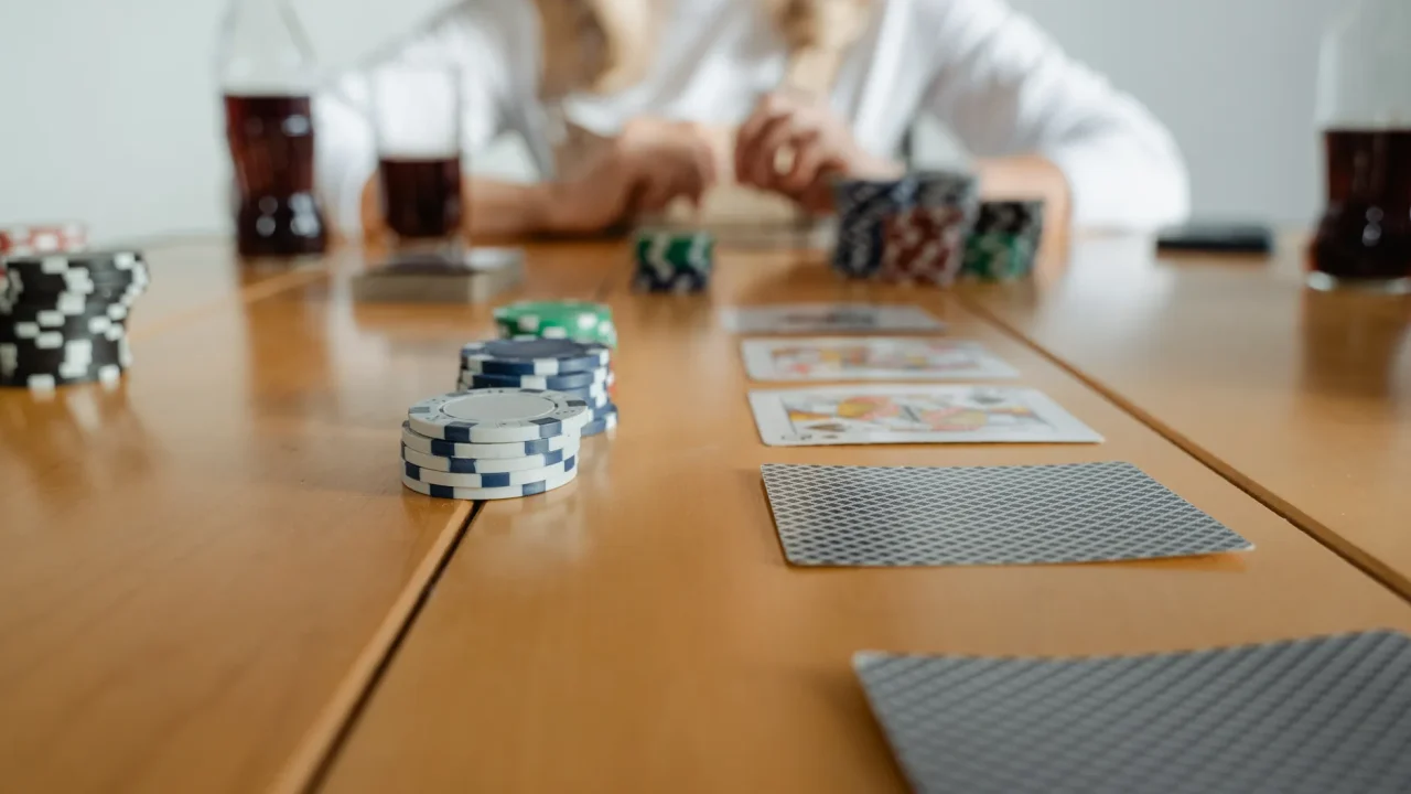 Juego responsable en póker: límites, señales de riesgo y cuándo pedir ayuda