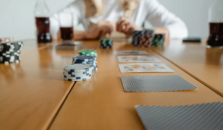 Juego responsable en póker: límites, señales de riesgo y cuándo pedir ayuda