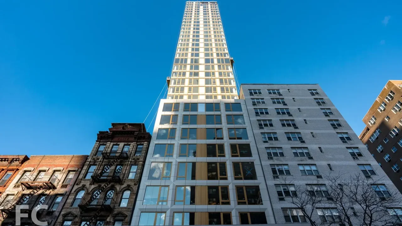 Jugador de póquer enfrenta demanda de 87.000 dólares por fumar marihuana en un lujoso condominio de Nueva York