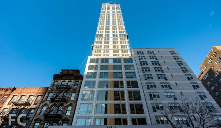 Jugador de póquer enfrenta demanda de 87.000 dólares por fumar marihuana en un lujoso condominio de Nueva York