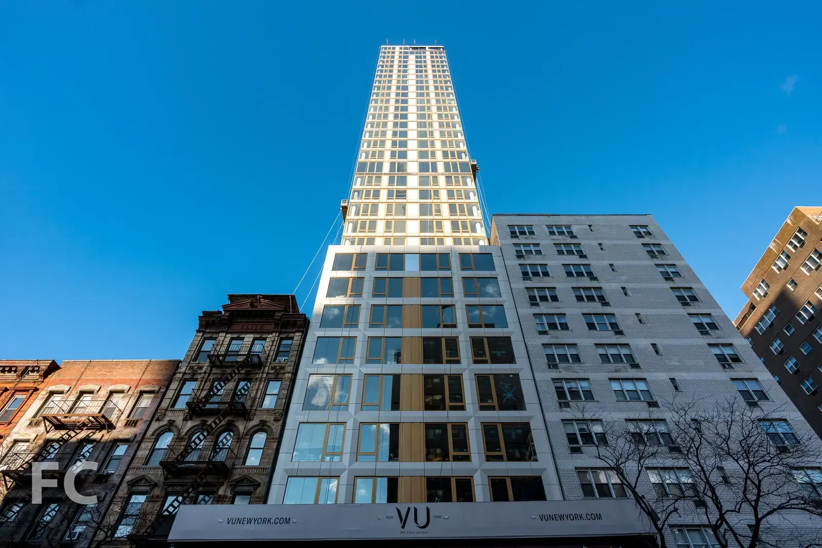 Jugador de póquer en un lujoso condominio de Manhattan enfrenta demanda por fumar marihuana