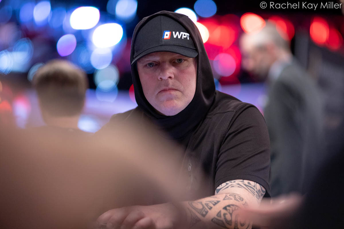 Mark Davis, campeón del World Poker Tour, en una mesa de póker durante un torneo