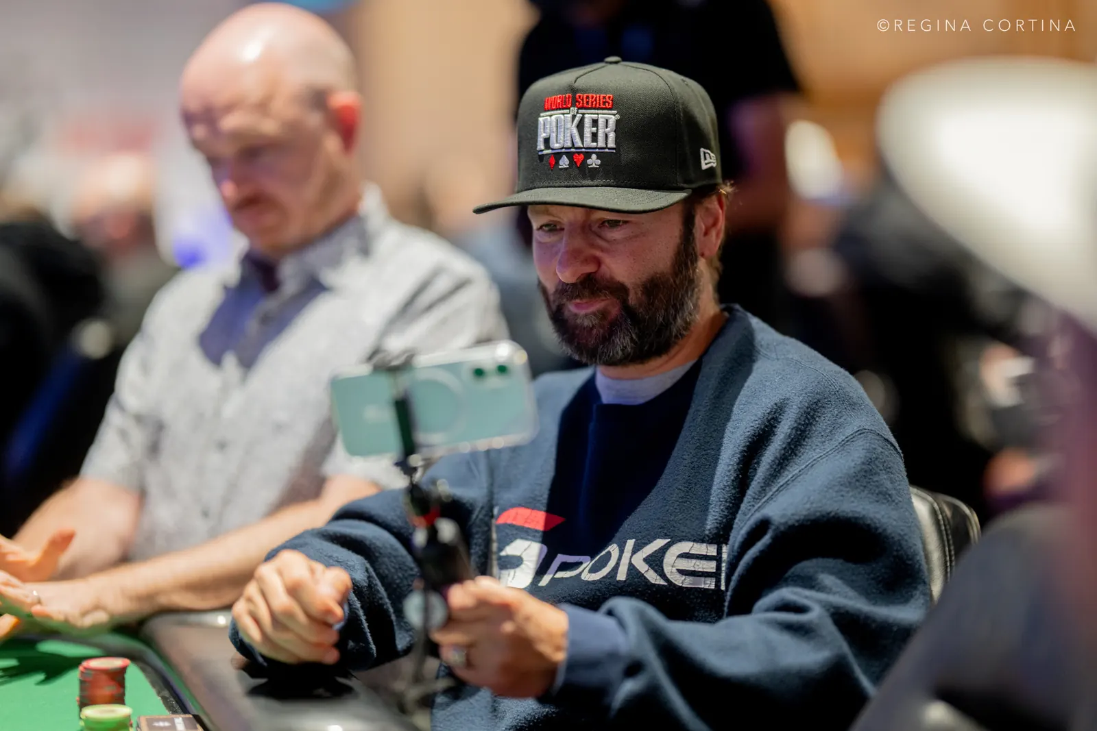 Daniel Negreanu przy stole finałowym turnieju pokerowego World Series of Poker
