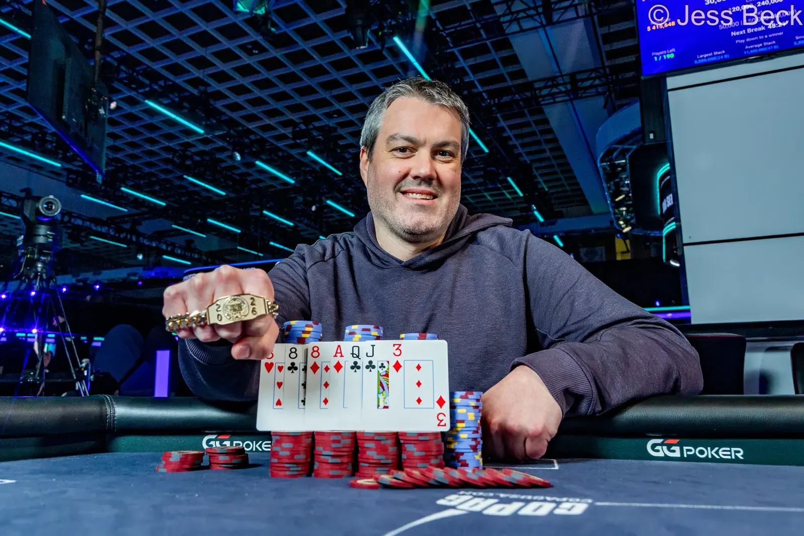 Matt Grapenthien z bransoletką WSOP po wygraniu turnieju $10,000 Stud Hi-Lo Championship