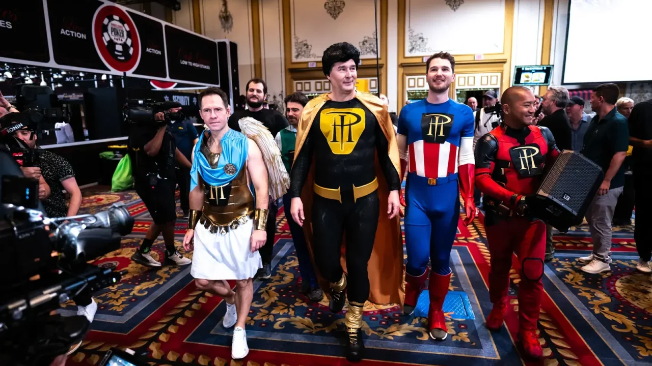 Phil Hellmuth w stylu «superbohatera» na corocznym wejściu do WSOP Main Event
