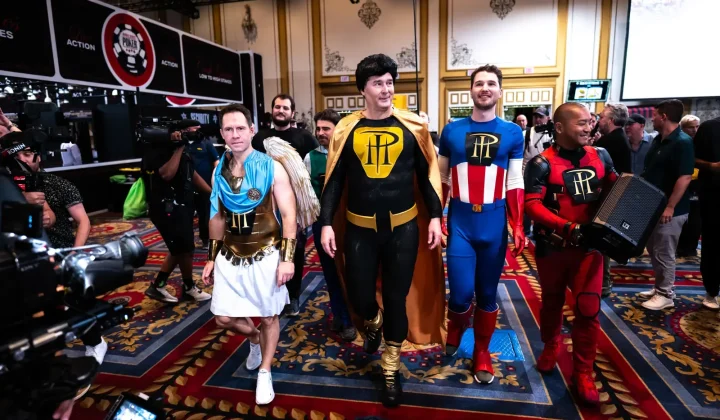 Phil Hellmuth w stylu «superbohatera» na corocznym wejściu do WSOP Main Event