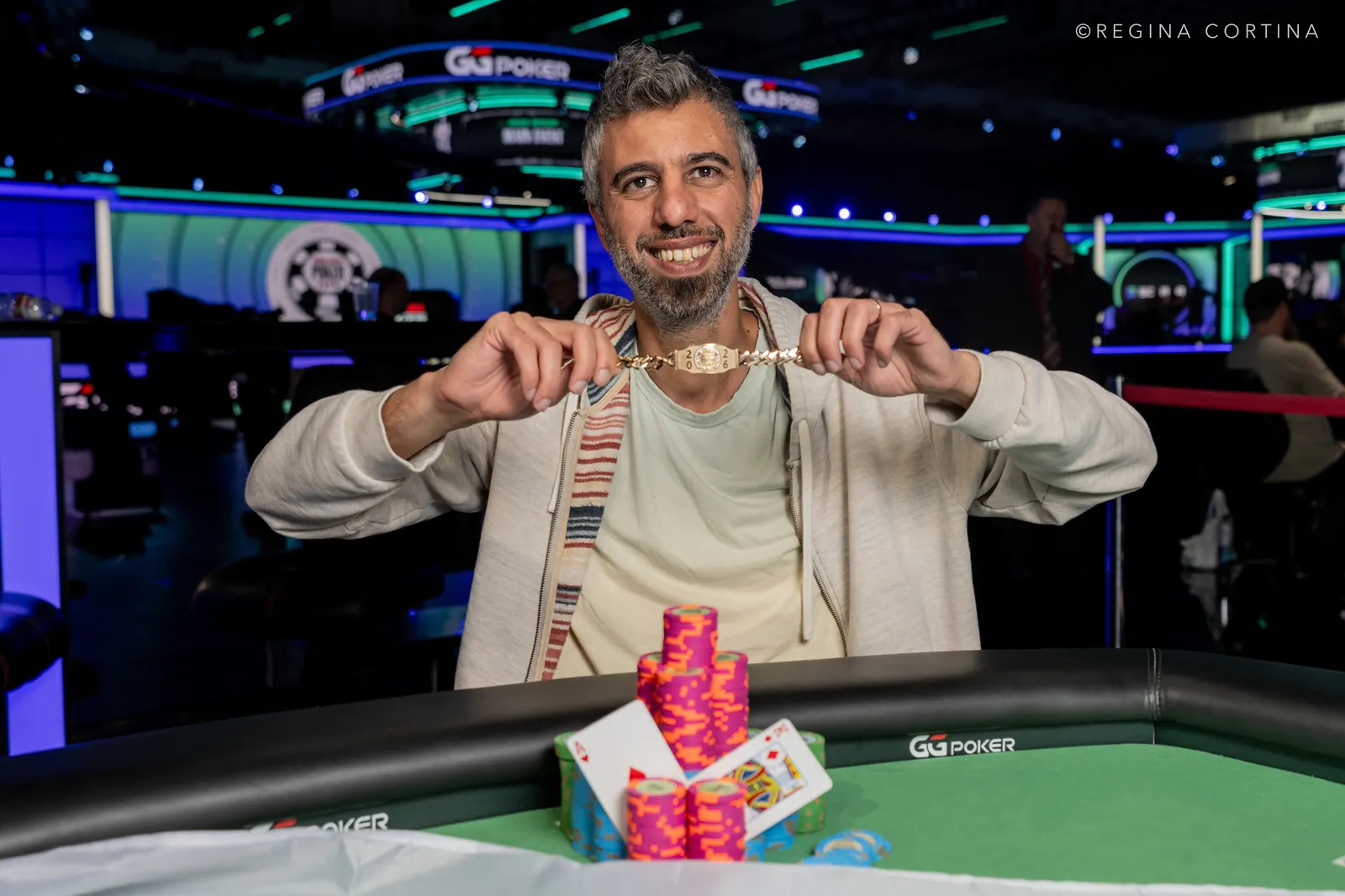Asi Moshe sonriendo y mostrando su quinto brazalete de las WSOP.