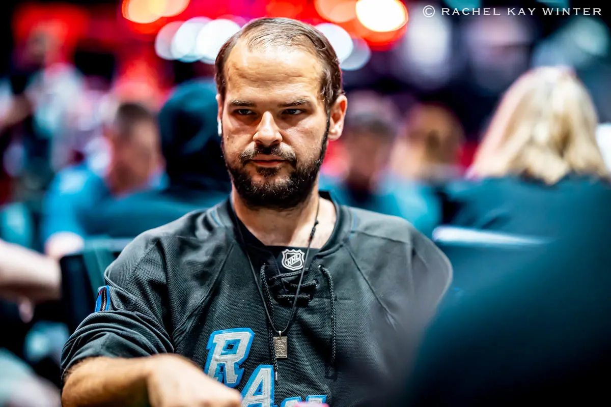 Mesa de poker en un juego privado de Las Vegas con varios jugadores discutiendo