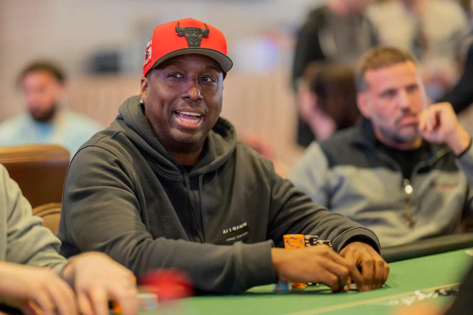 Maurice Hawkins celebrando la victoria de su 26º anillo del WSOP Circuit en el Choctaw Casino