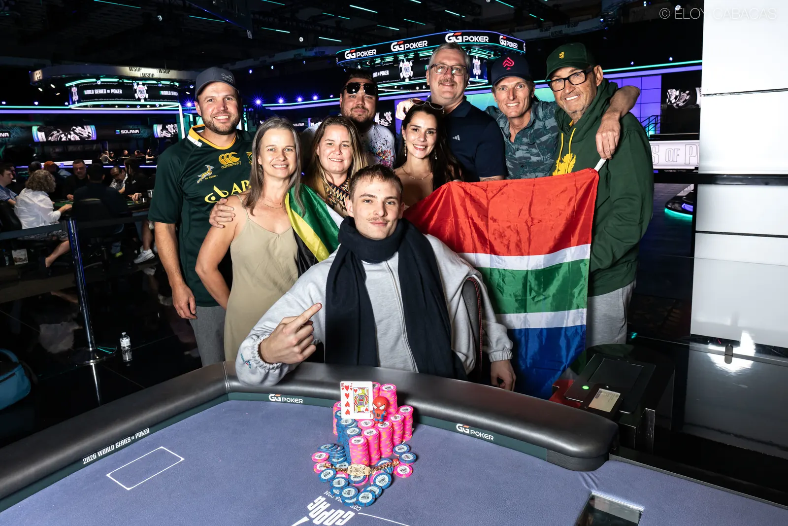 Adriaan Jacobs sonriendo y sosteniendo su brazalete de campeón de las WSOP.