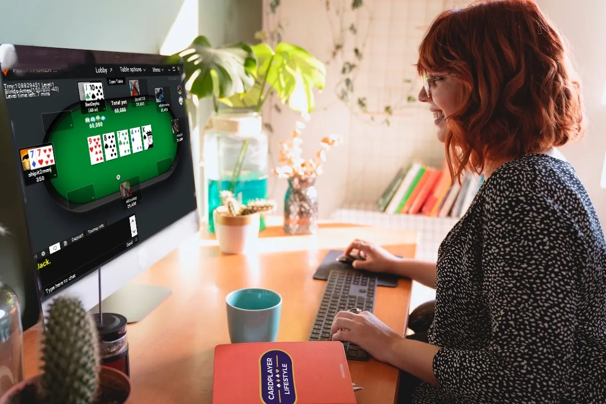 Captura de pantalla de una mesa de póker online gratis con fichas virtuales y cartas