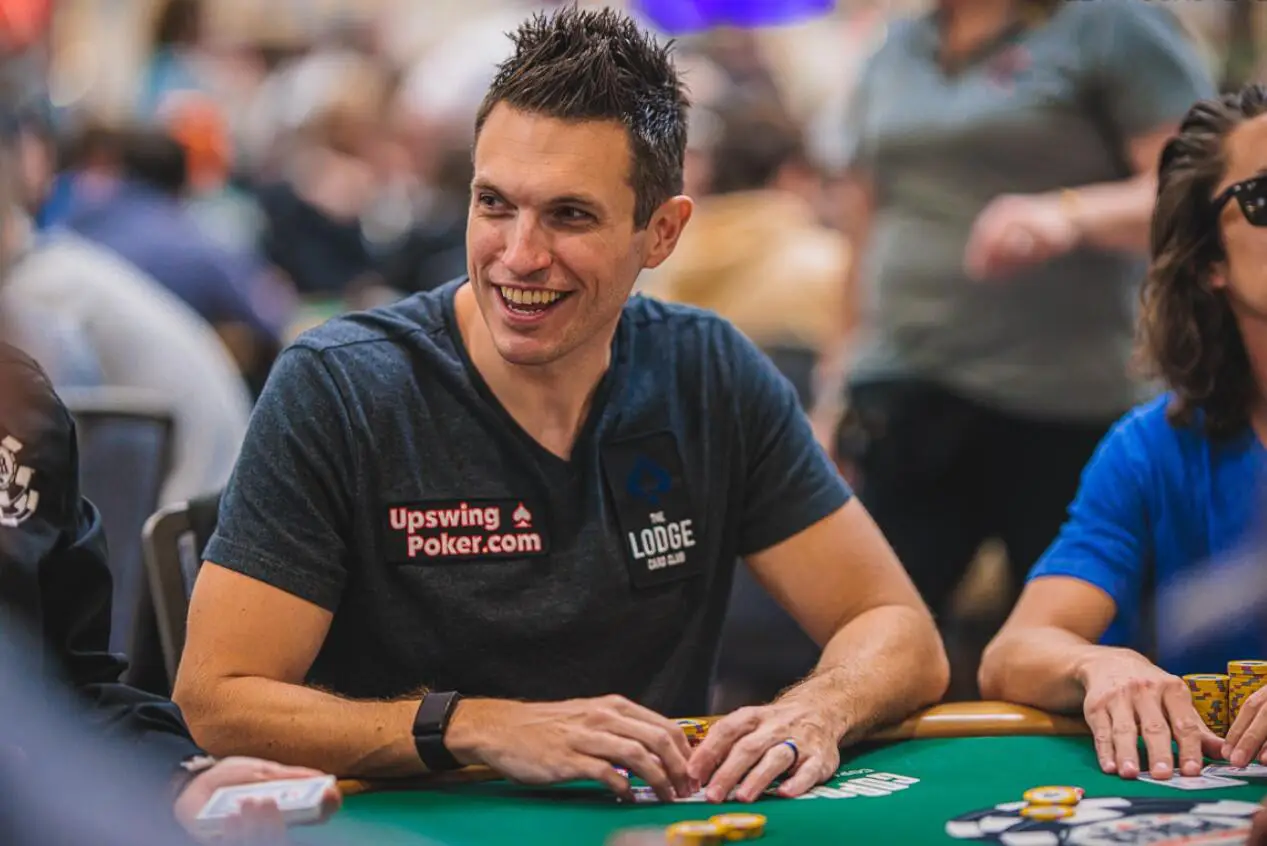 Doug Polk, znany gracz pokerowy, podczas gry w pokera.