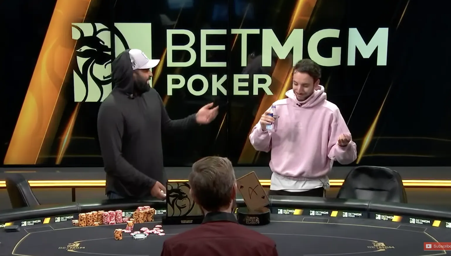 Joshua Mammen prezentuje puchar po wygraniu BetMGM Poker Championship.