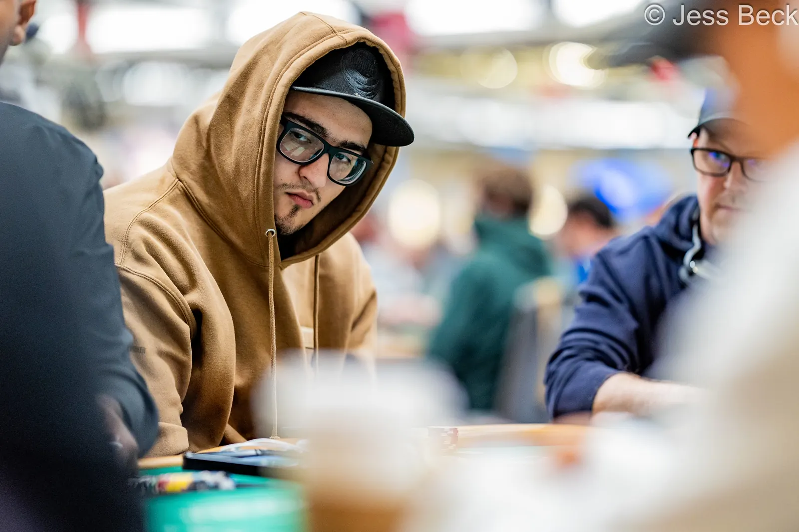 Paul Mizrachi, młody gracz pokera, siedzi przy stole podczas turnieju głównego WSOP, skupiony na grze z żetonami przed sobą.
