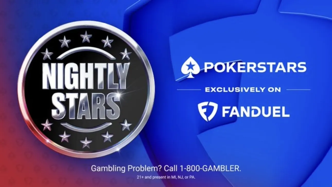Mesa de poker online con fichas de PokerStars y cartas, ilustrando los cambios en los torneos Nightly Stars