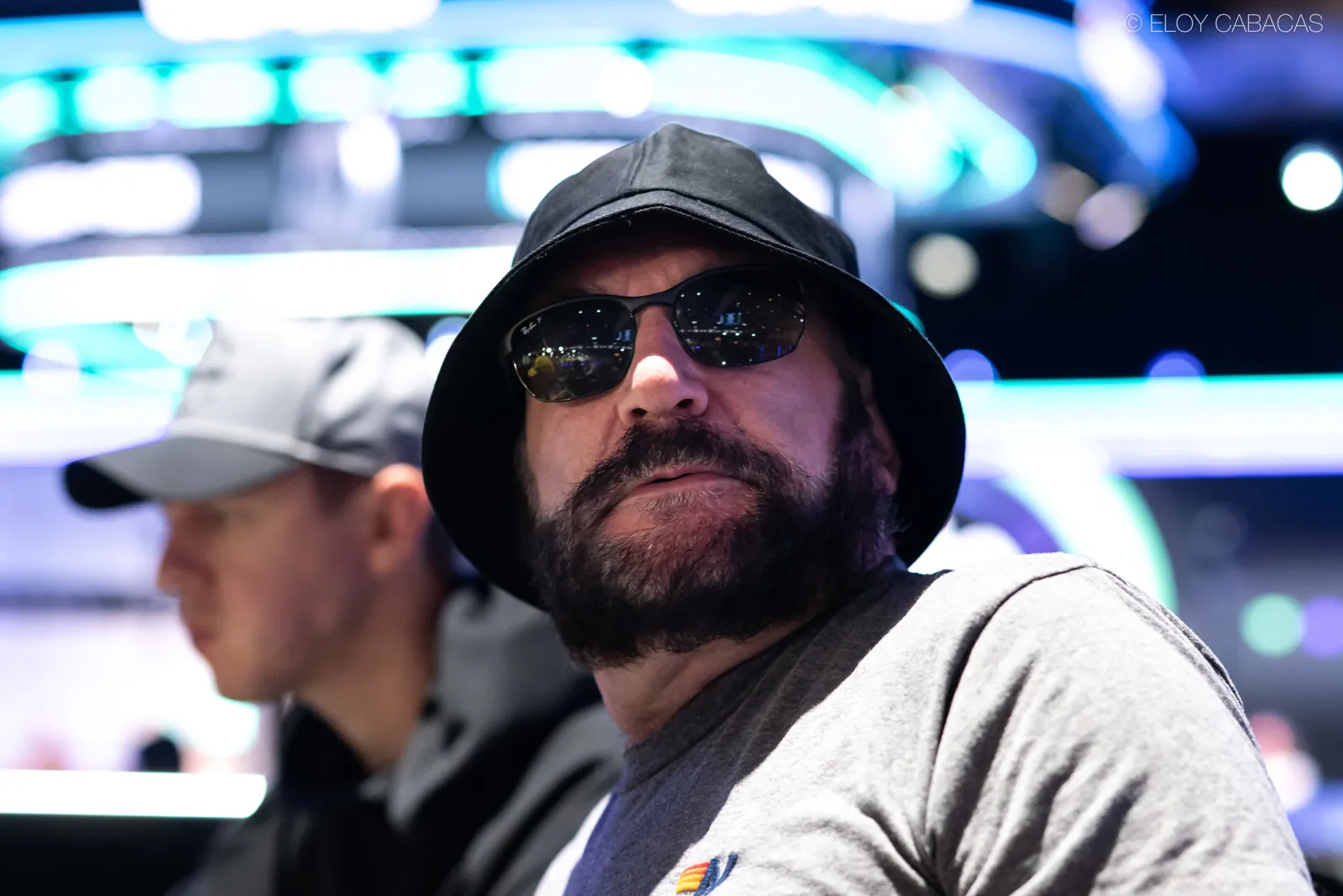 Mike Matusow podczas gry w pokera przy stole turniejowym WSOP.