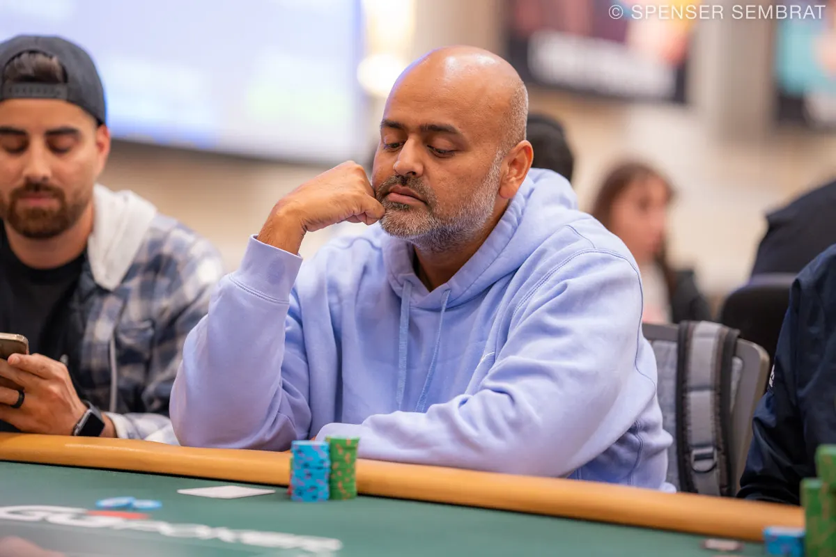 Gracz pokerowy Amit Agarwal przy stole podczas WSOP Main Event.