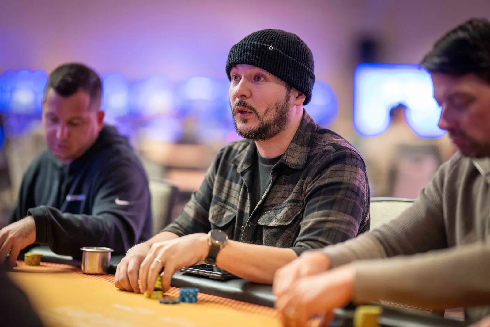 Mesa de póker con cartas y fichas durante un torneo de poker en vivo