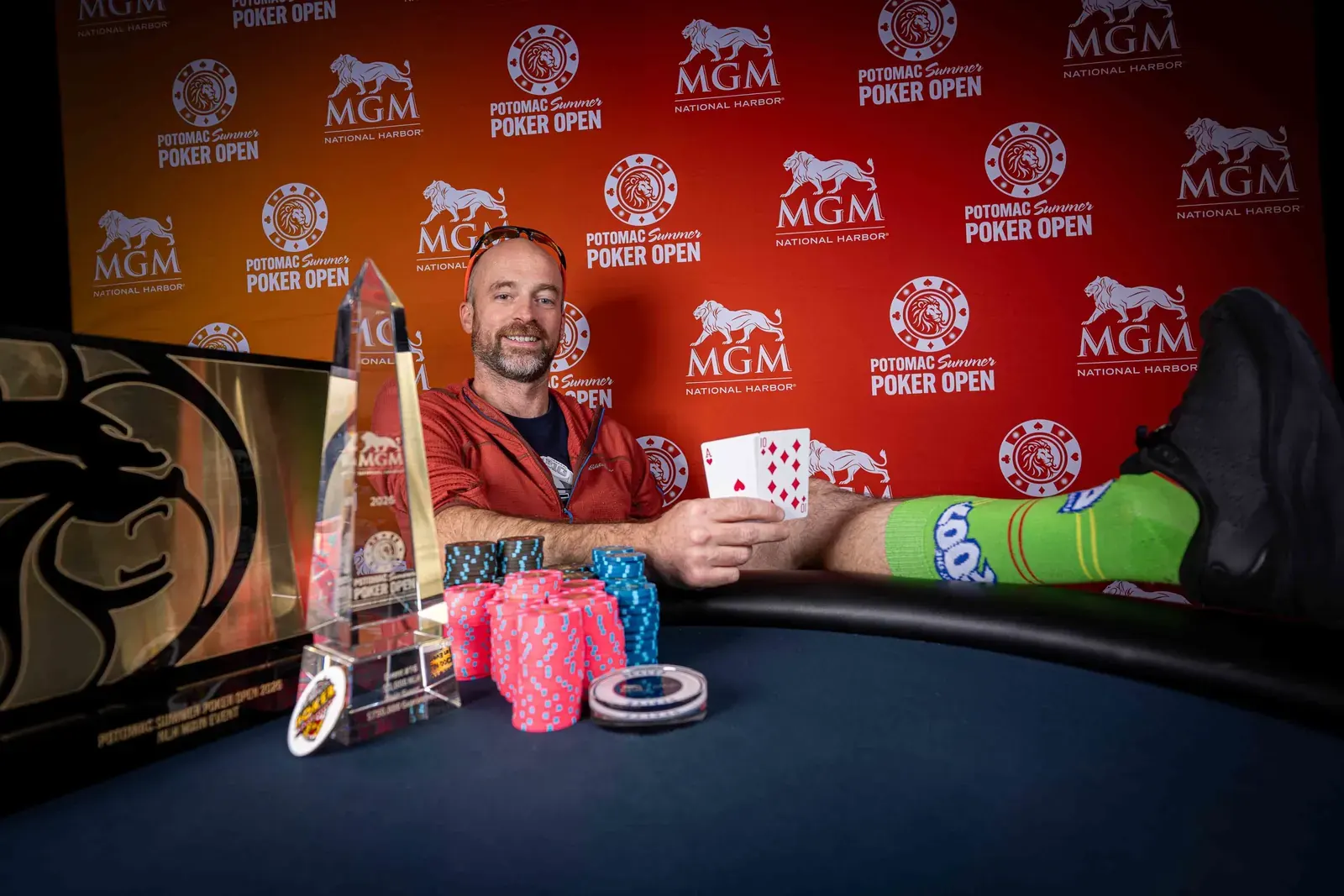 Kyle Smith, ganador del Potomac Summer Poker Open Main Event, posa con el trofeo en MGM National Harbor