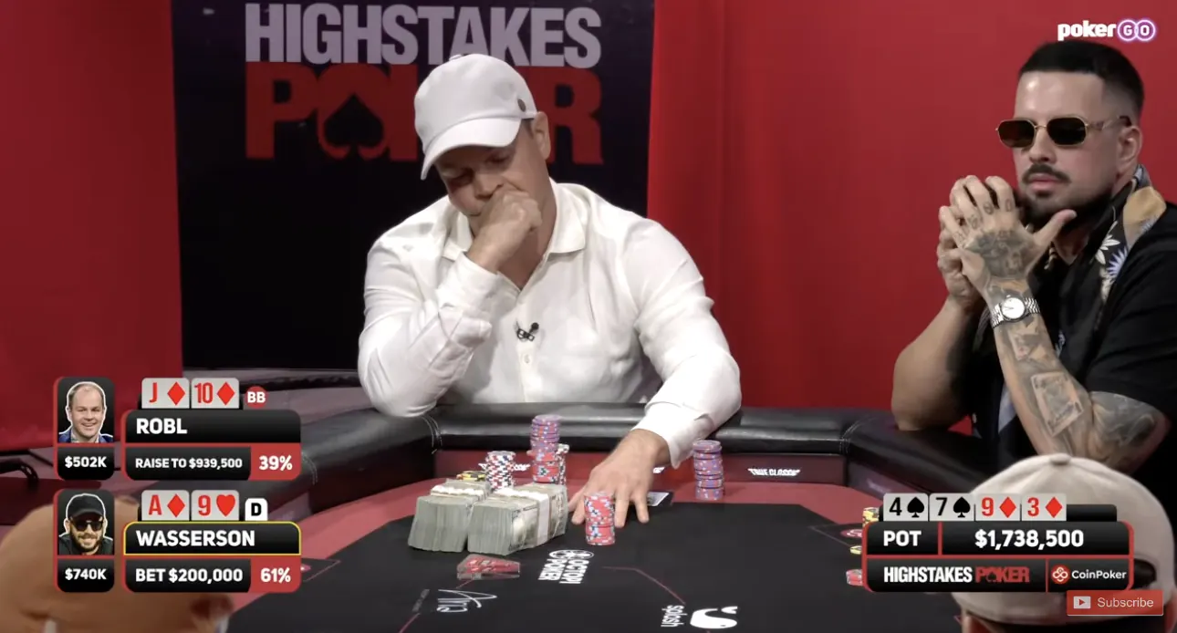 Mesa de poker del High Stakes Poker con fichas y cartas en el PokerGO Studio de Las Vegas