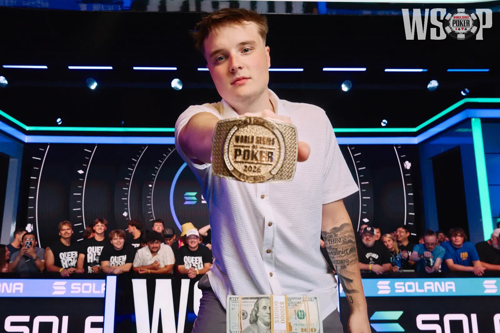 Lucas Jumalon, campeón del Main Event de la WSOP 2026, con el brazalete de campeón