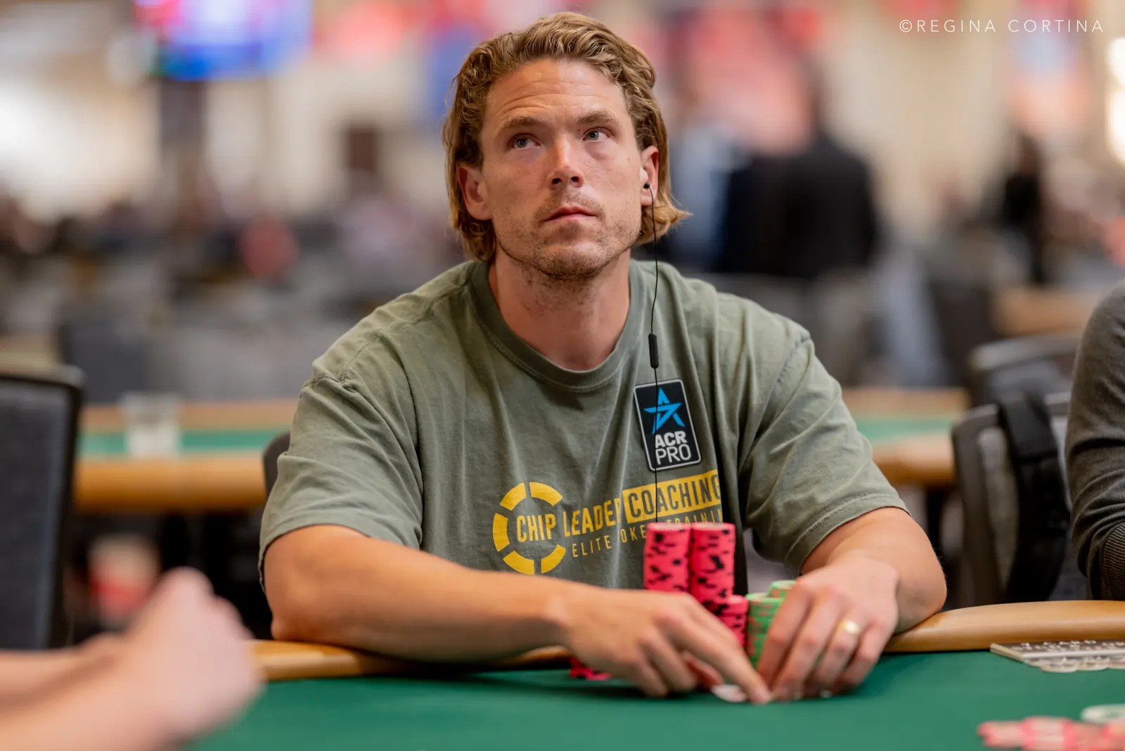 Mesa de póker con cartas y fichas durante un torneo high roller de las World Series of Poker
