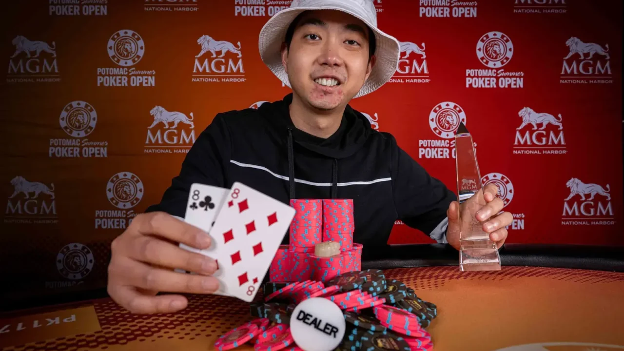 Un as le dio el trofeo del $500 Monumental Stack a Andrew Chang tras un acuerdo a cinco