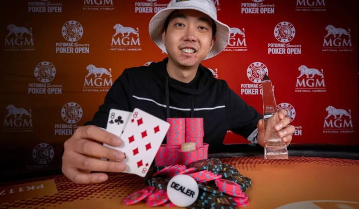 Un as le dio el trofeo del $500 Monumental Stack a Andrew Chang tras un acuerdo a cinco