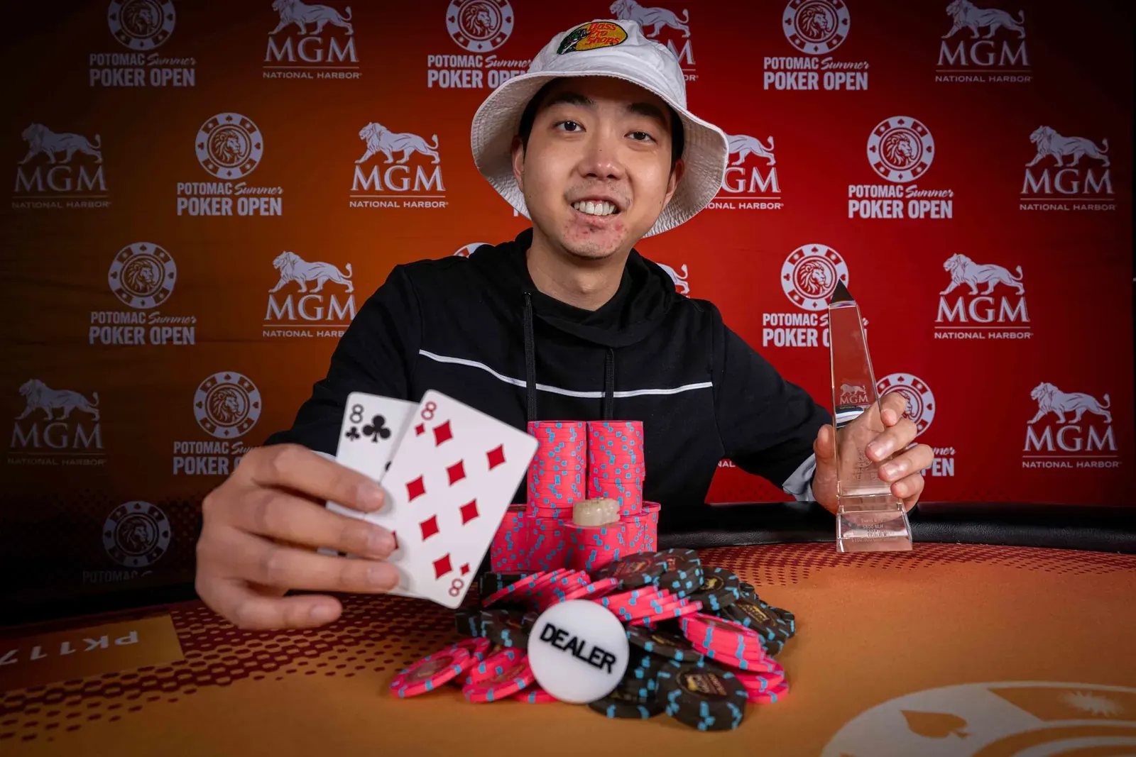 Cartas de poker sobre la mesa de un casino durante la definición del trofeo de un torneo