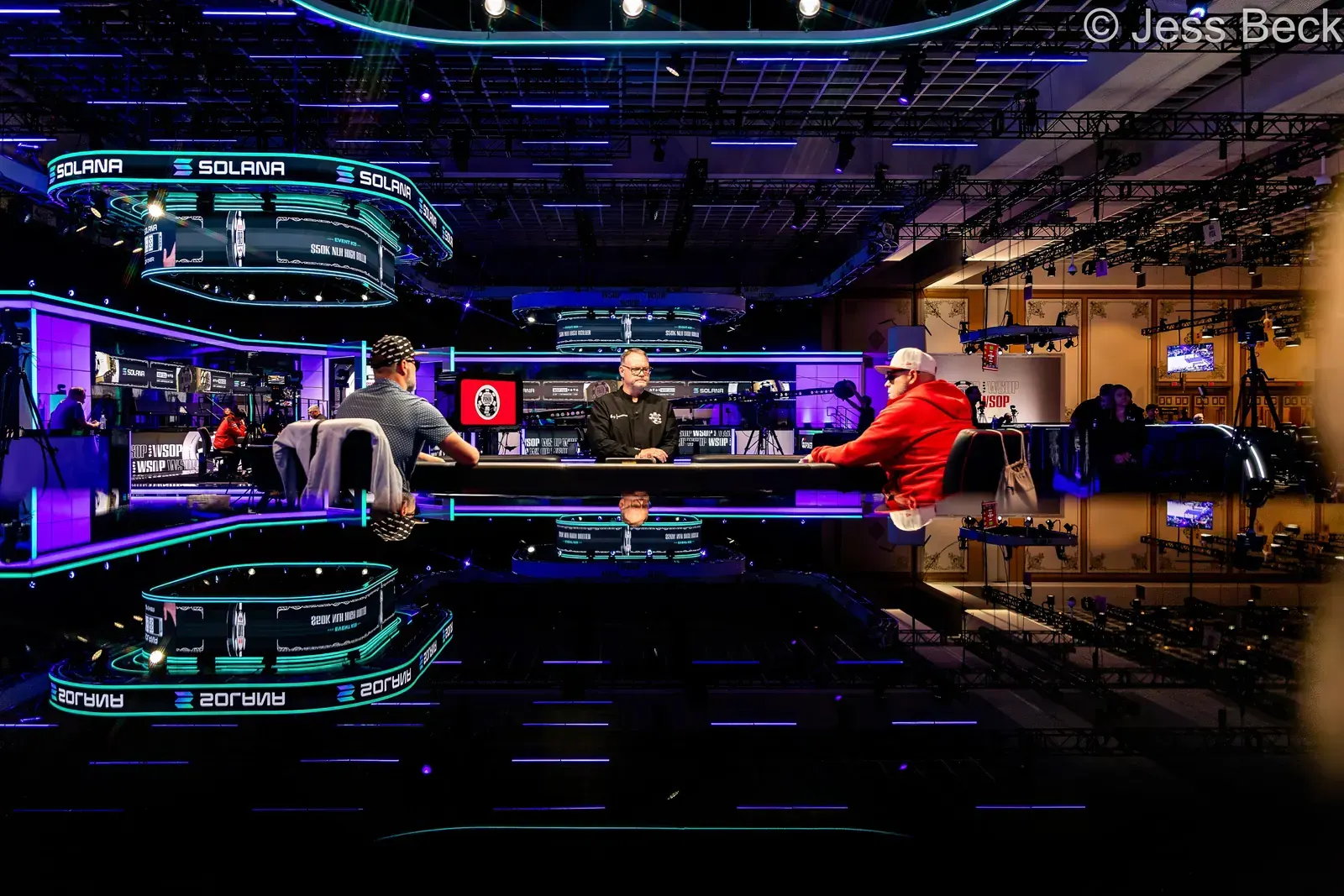 Mesa de póker con cartas y fichas en un casino durante un torneo en Las Vegas