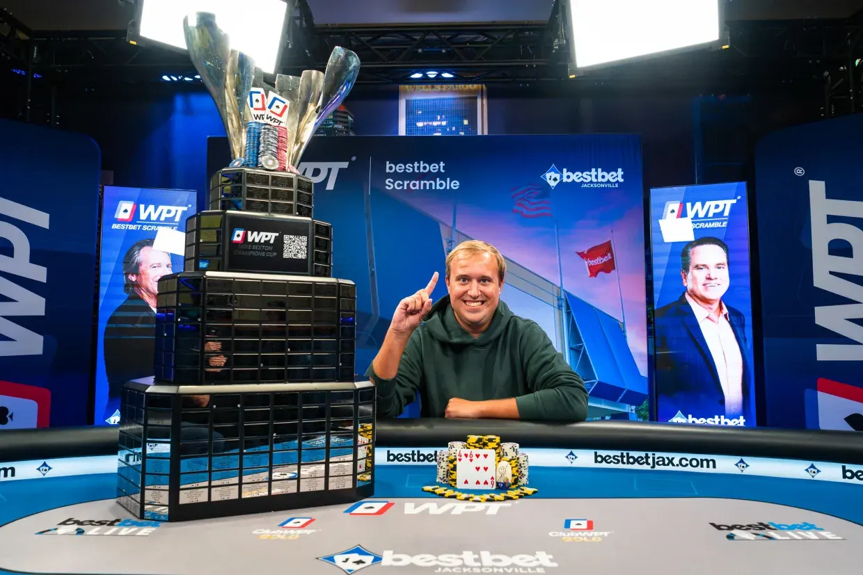 Blake Ellinghaus celebra su victoria en el WPT bestbet Scramble Championship en Jacksonville