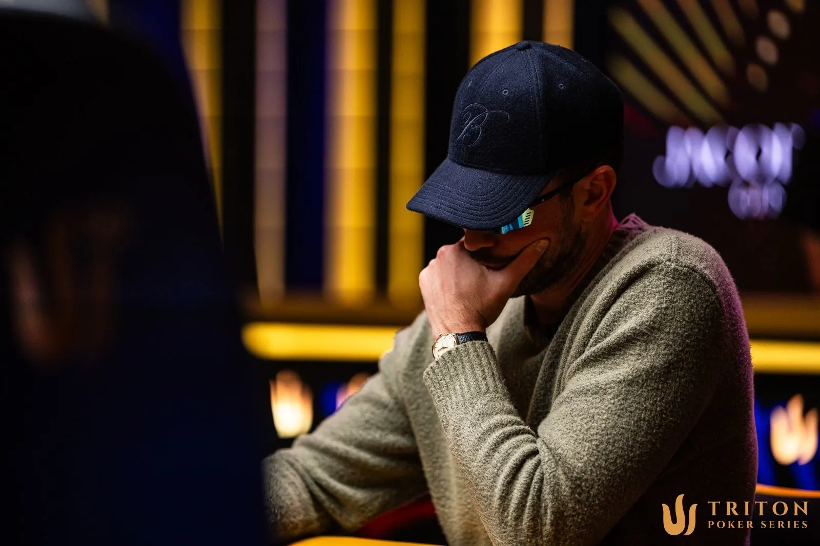 Mesa de torneo Triton Poker en Jeju con jugadores y fichas