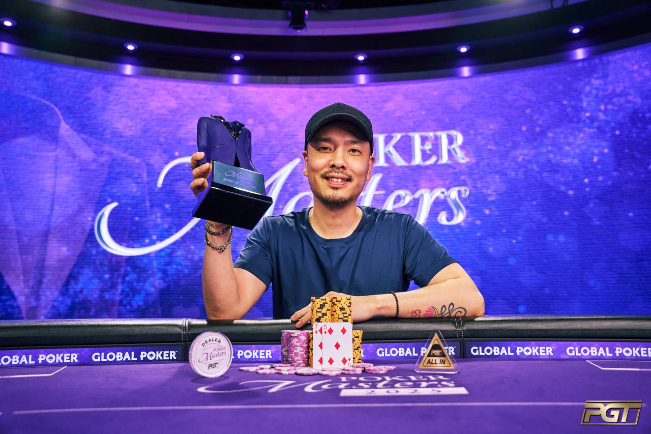 Mesa de poker en el PokerGO Studio del ARIA Resort & Casino durante la serie Poker Masters con la chaqueta púrpura en exhibición