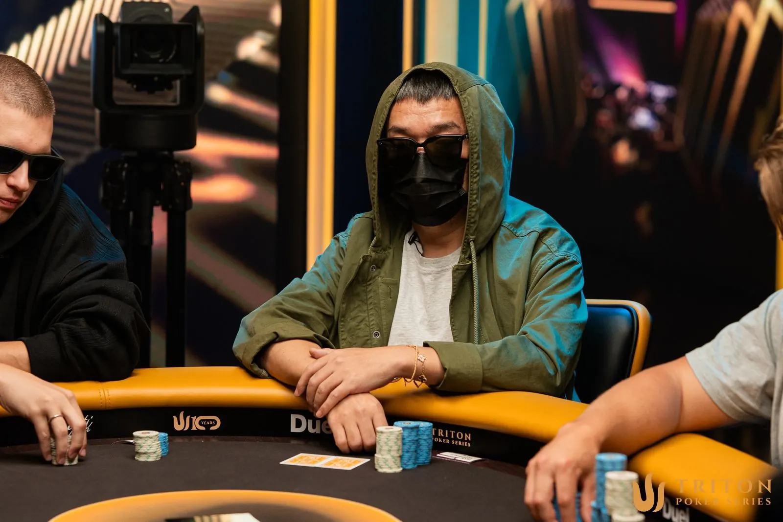 Mesa final del Triton Invitational con fichas de poker y cartas en Jeju