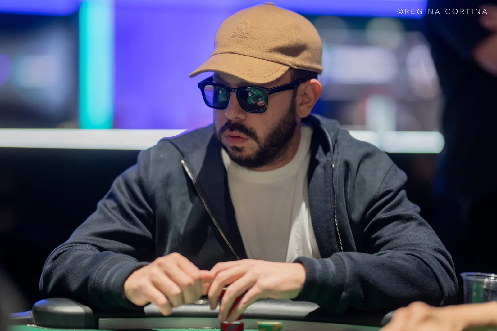 Eric Wasserson en la mesa de High Stakes Poker durante una transmisión en vivo de PokerGO
